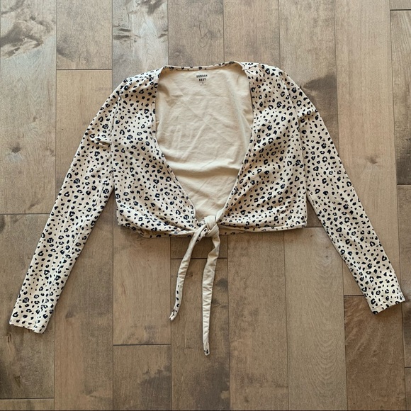 ARITZIA Sunday Best Leopard Wrap Crop Top - Picture 4 of 10